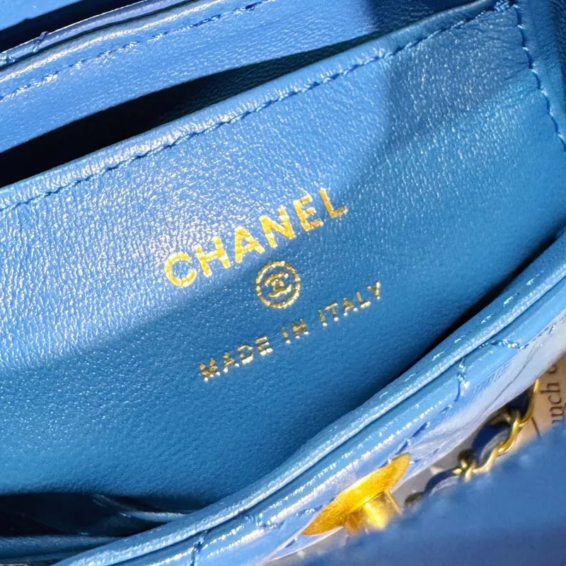 Chanel AP3435 Lesklá stárnutá telecí kůže a zlatý kov modrá