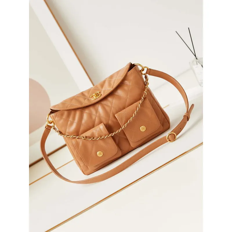 Chanel AS4668 Velká taška Hobo z lesklé telecí kůže a zlatého kovu v barvě velbloudí srsti