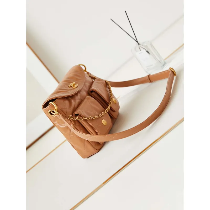 Chanel AS4743 Kabelka Hobo z lesklé telecí kůže a zlatého kovu v barvě velbloudí srsti