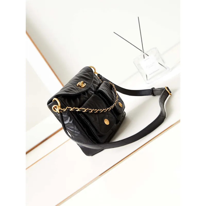 Chanel AS4743 Kabelka Hobo z lesklé telecí kůže a zlatého kovu, černá