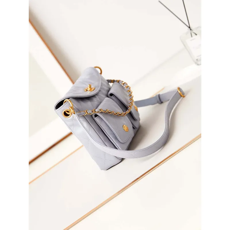 Chanel AS4743 Kabelka Hobo z lesklé telecí kůže a zlatého kovu, světle fialová