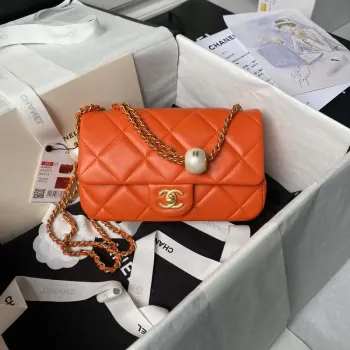 Chanel AS4861 Malá kabelka s klopou z perleťové jehněčí kůže, imitace perel a zlatý kov, oranžová