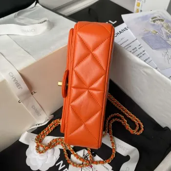 Chanel AS4861 Malá kabelka s klopou z perleťové jehněčí kůže, imitace perel a zlatý kov, oranžová
