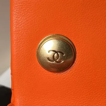 Chanel AS4861 Malá kabelka s klopou z perleťové jehněčí kůže, imitace perel a zlatý kov, oranžová