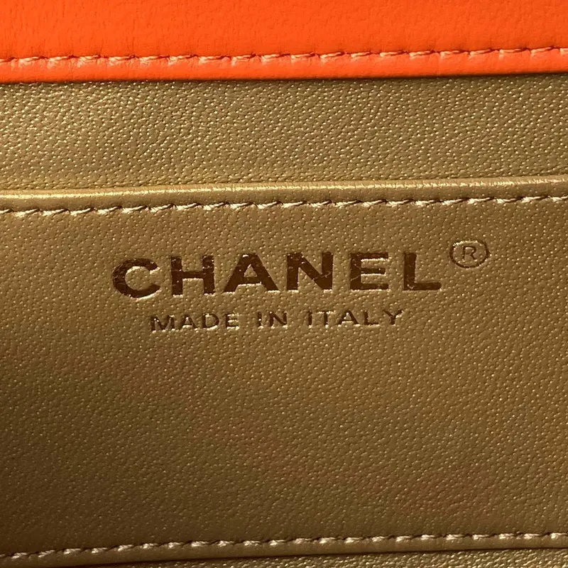 Chanel AS4861 Malá kabelka s klopou z perleťové jehněčí kůže, imitace perel a zlatý kov, oranžová