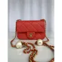 Chanel AS4868 Mini taška s klopou z perleťové jehněčí kůže, imitace perel a zlatý kov, červená