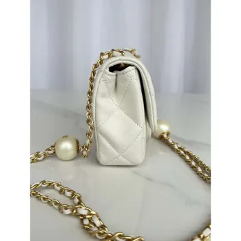 Chanel AS4868 Mini taška s klopou z perleťové jehněčí kůže, imitace perel a zlatý kov, bílá