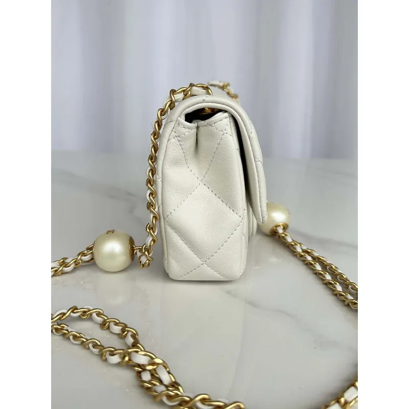 Chanel AS4868 Mini taška s klopou z perleťové jehněčí kůže, imitace perel a zlatý kov, bílá