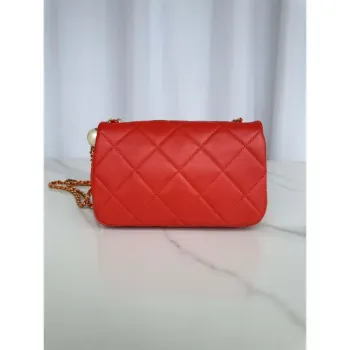 Chanel AS4861 Malá kabelka s klopou z perleťové jehněčí kůže, imitace perel a zlatý kov, červená