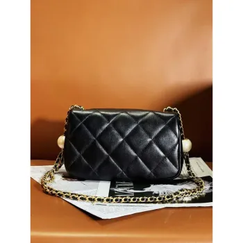 Chanel AS4861 Malá kabelka s klopou z perleťové jehněčí kůže, imitace perel a zlatý kov, černá