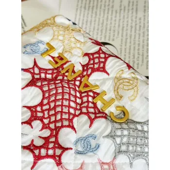 Chanel AS3980 22 Mini kabelka s krajkovým patchworkem a zlatými kovovými detaily, vícebarevná