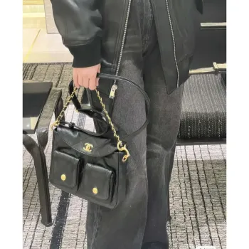 Chanel A99335 Taška Hobo z jehněčí kůže a zlatého kovu, černá