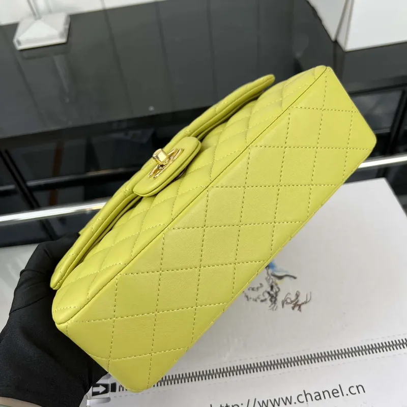 Chanel A01117 Kabelka s klopou Klasická taška Citronově žlutá jehněčí kůže