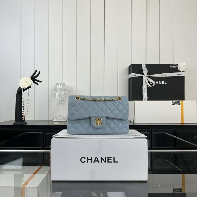 Chanel A01117 Kabelka s klopou Klasická taška Světle modrá jehněčí kůže