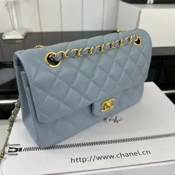 Chanel A01117 Kabelka s klopou Klasická taška Světle modrá jehněčí kůže