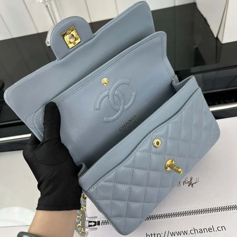 Chanel A01117 Kabelka s klopou Klasická taška Světle modrá jehněčí kůže