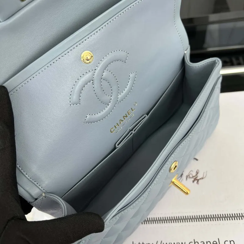 Chanel A01117 Kabelka s klopou Klasická taška Světle modrá jehněčí kůže