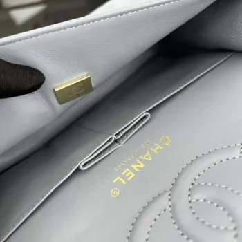 Chanel A01117 Kabelka s klopou Klasická taška Světle modrá jehněčí kůže