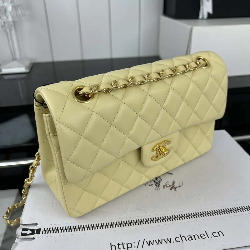 Chanel A01117 Kabelka s klopou Klasická taška Světle žlutá jehněčí kůže