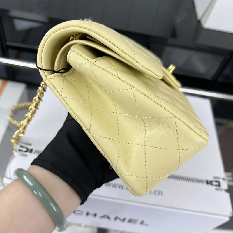 Chanel A01117 Kabelka s klopou Klasická taška Světle žlutá jehněčí kůže