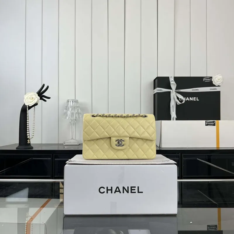 Chanel A01117 Kabelka s klopou Klasická taška Světle žlutá jehněčí kůže