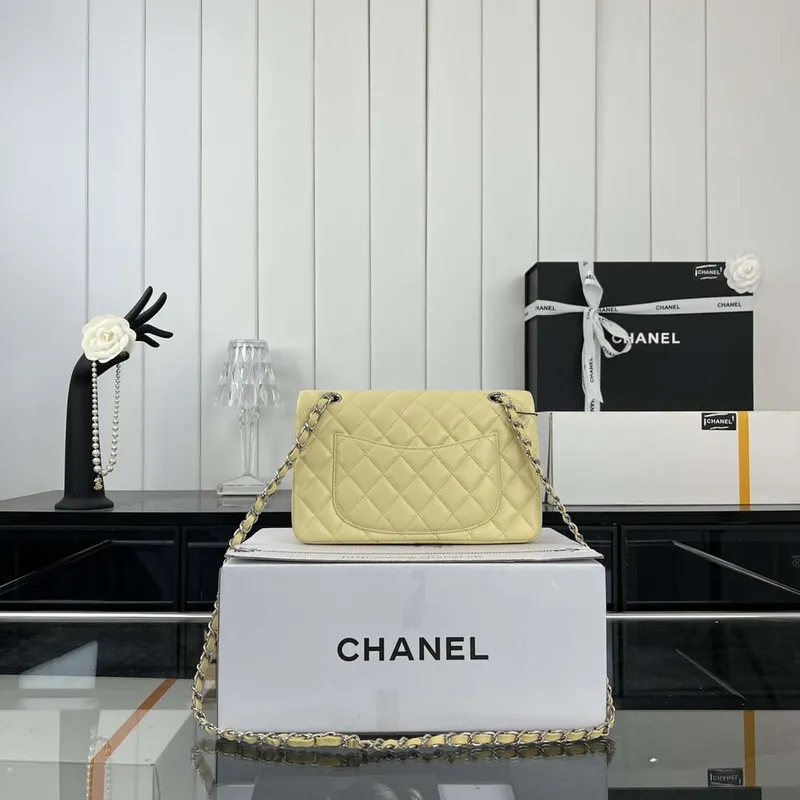 Chanel A01117 Kabelka s klopou Klasická taška Světle žlutá jehněčí kůže