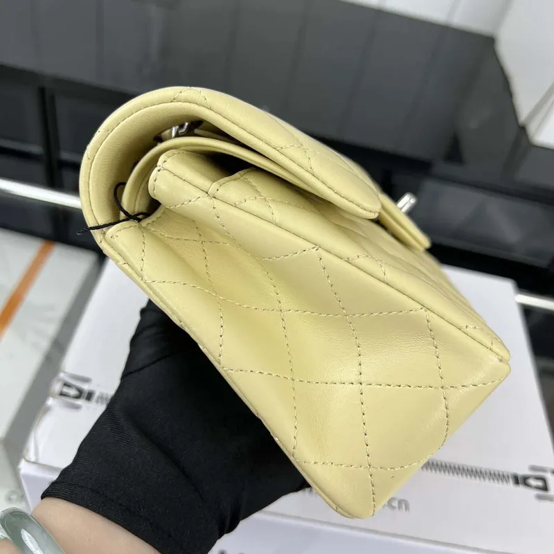 Chanel A01117 Kabelka s klopou Klasická taška Světle žlutá jehněčí kůže