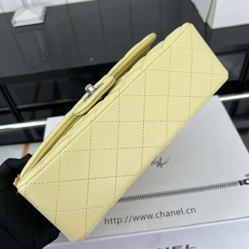 Chanel A01117 Kabelka s klopou Klasická taška Světle žlutá jehněčí kůže