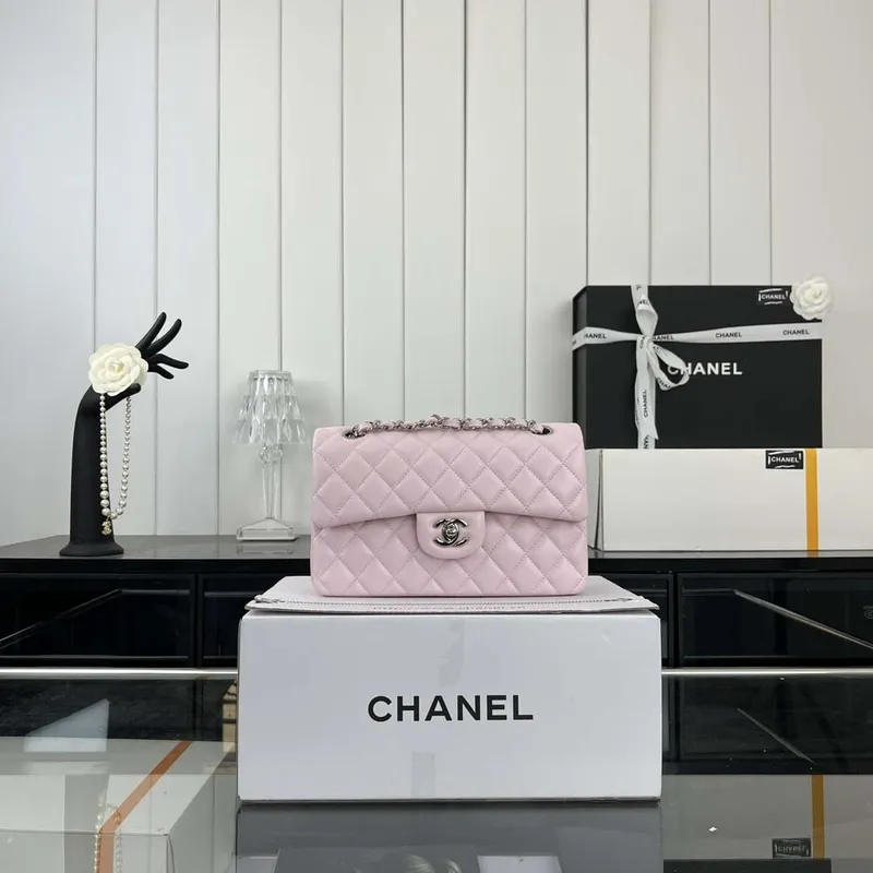 Chanel A01117 Kabelka s klopou Klasická taška Světle růžová jehněčí kůže