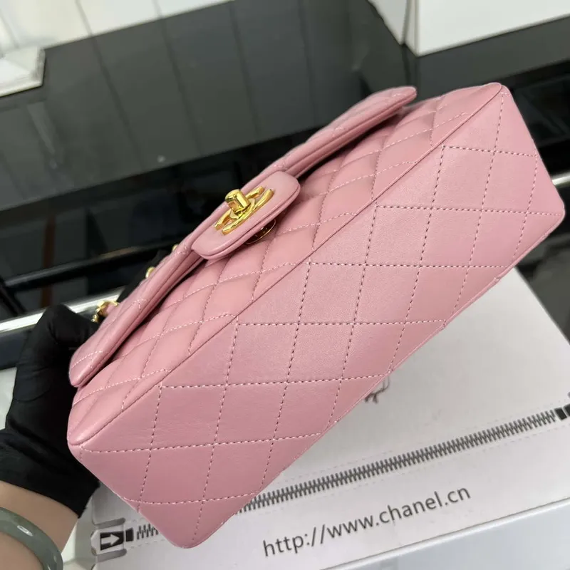 Chanel A01117 Kabelka s klopou Classic Bag Pink Lambskin