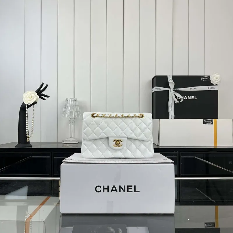 Chanel A01117 Kabelka s klopou Klasická taška Bílá jehněčí kůže