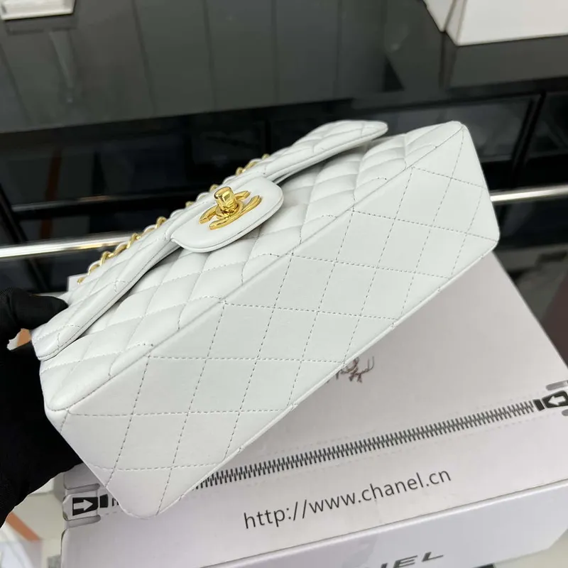 Chanel A01117 Kabelka s klopou Klasická taška Bílá jehněčí kůže