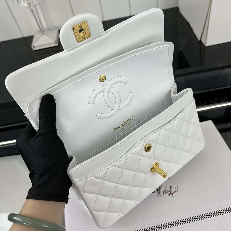 Chanel A01117 Kabelka s klopou Klasická taška Bílá jehněčí kůže