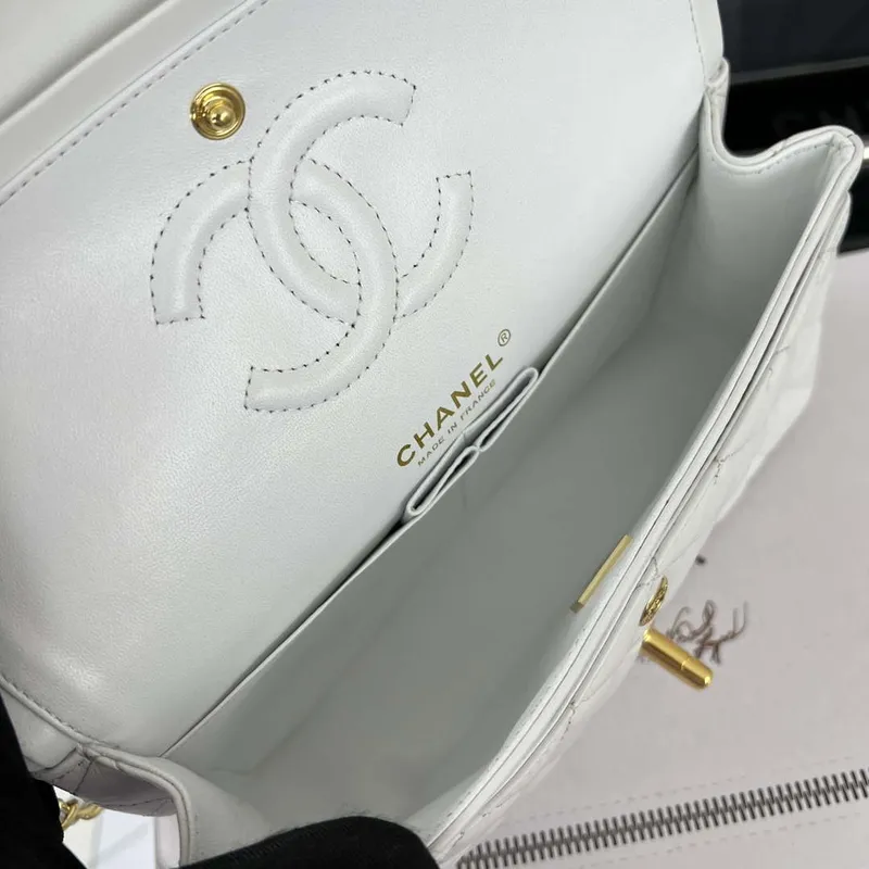 Chanel A01117 Kabelka s klopou Klasická taška Bílá jehněčí kůže