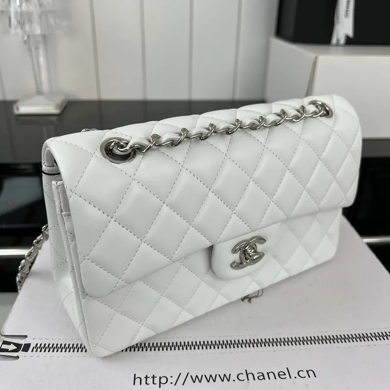 Chanel A01117 Kabelka s klopou Klasická taška Bílá jehněčí kůže