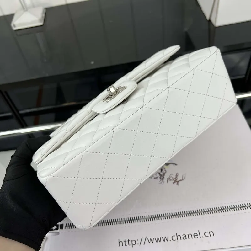 Chanel A01117 Kabelka s klopou Klasická taška Bílá jehněčí kůže