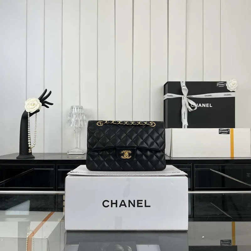 Chanel A01117 Kabelka s klopou Klasická taška Černá jehněčí kůže