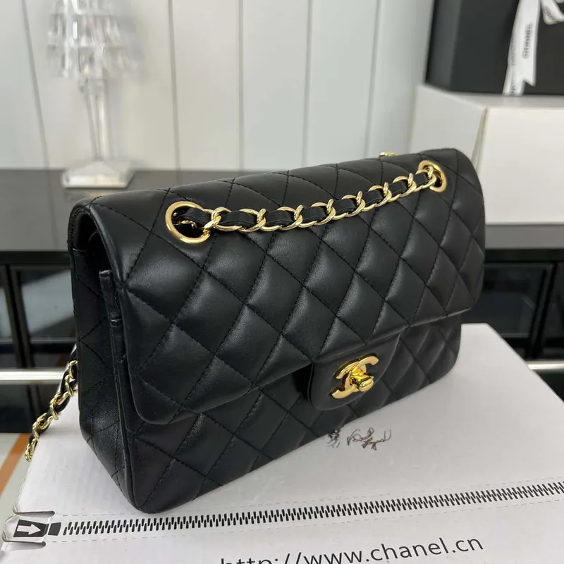 Chanel A01117 Kabelka s klopou Klasická taška Černá jehněčí kůže