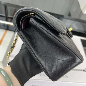 Chanel A01117 Kabelka s klopou Klasická taška Černá jehněčí kůže