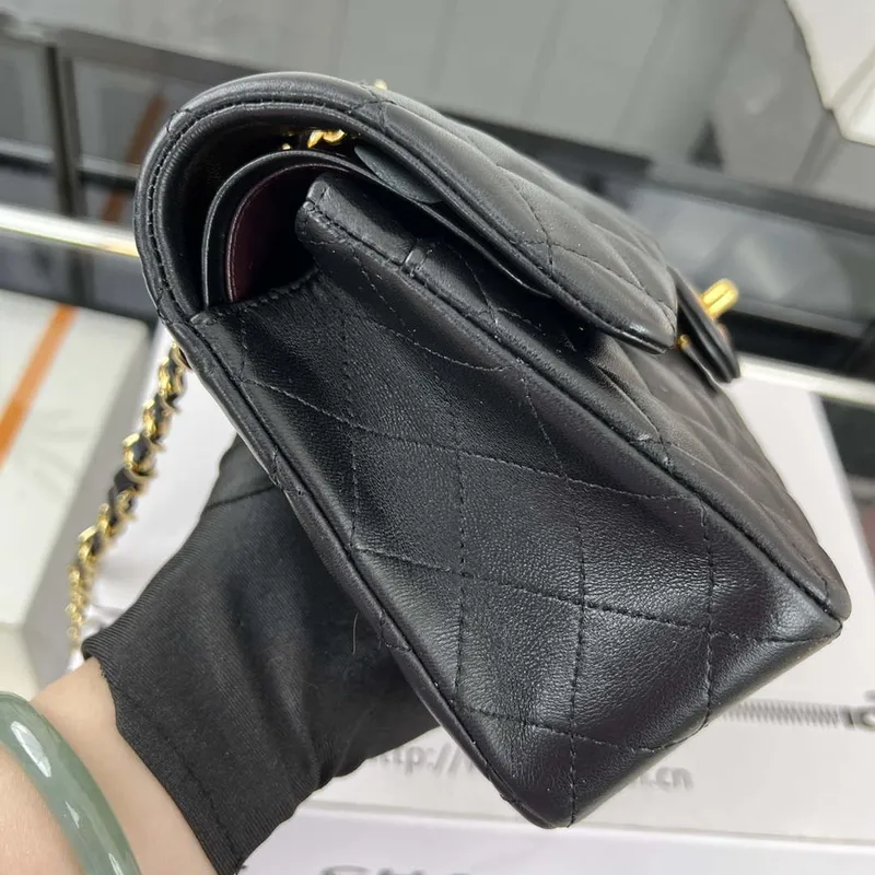 Chanel A01117 Kabelka s klopou Klasická taška Černá jehněčí kůže