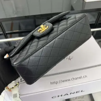 Chanel A01117 Kabelka s klopou Klasická taška Černá jehněčí kůže