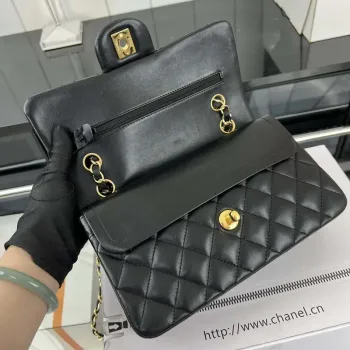 Chanel A01117 Kabelka s klopou Klasická taška Černá jehněčí kůže