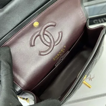 Chanel A01117 Kabelka s klopou Klasická taška Černá jehněčí kůže