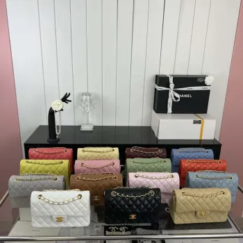 Chanel A01117 Kabelka s klopou Klasická taška Černá jehněčí kůže