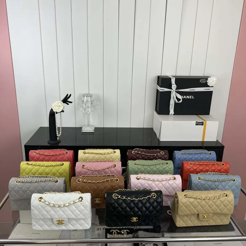 Chanel A01117 Kabelka s klopou Klasická taška Černá jehněčí kůže