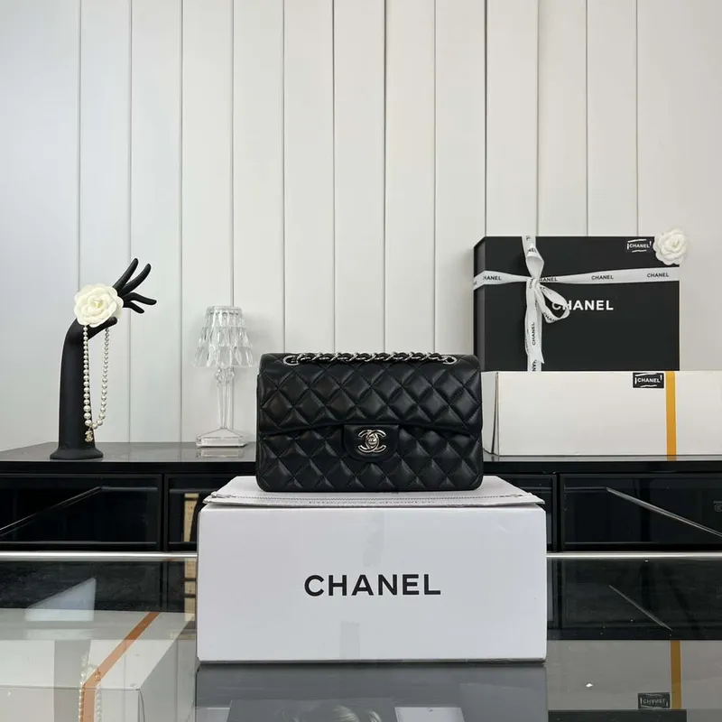 Chanel A01117 Kabelka s klopou Klasická taška Černá jehněčí kůže
