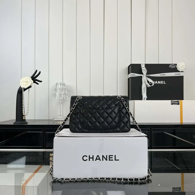 Chanel A01117 Kabelka s klopou Klasická taška Černá jehněčí kůže