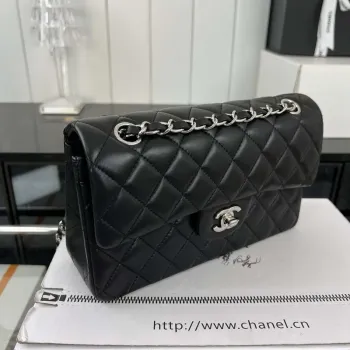 Chanel A01117 Kabelka s klopou Klasická taška Černá jehněčí kůže
