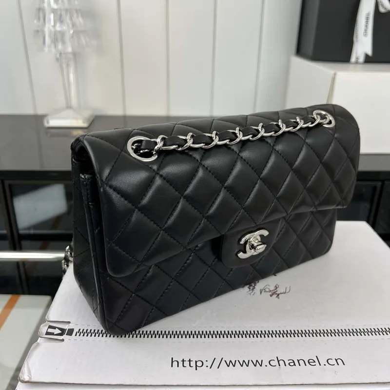 Chanel A01117 Kabelka s klopou Klasická taška Černá jehněčí kůže