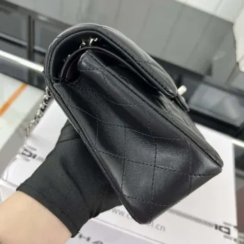 Chanel A01117 Kabelka s klopou Klasická taška Černá jehněčí kůže